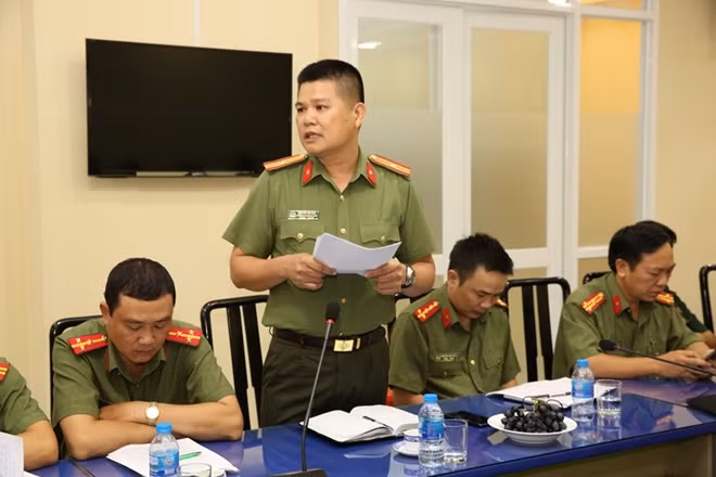 Thiếu tá Nguyễn Văn Bình, Phó cơ quan đại điện Cục Truyền thông CAND tại TP Hồ Chí Minh trình bày tham luận tại buổi tọa đàm.