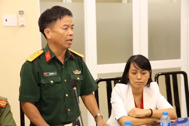 Thượng tá Trần Văn Rô, đại diện Báo Quân khu 7 phát biểu.