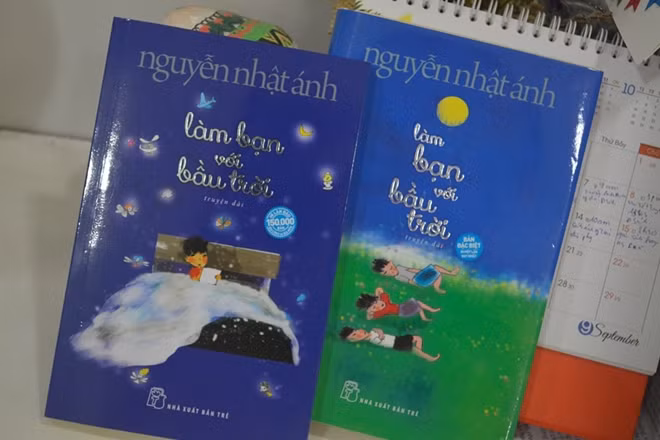 Sách "Làm bạn với bầu trời", bản bìa mềm và bìa cứng.