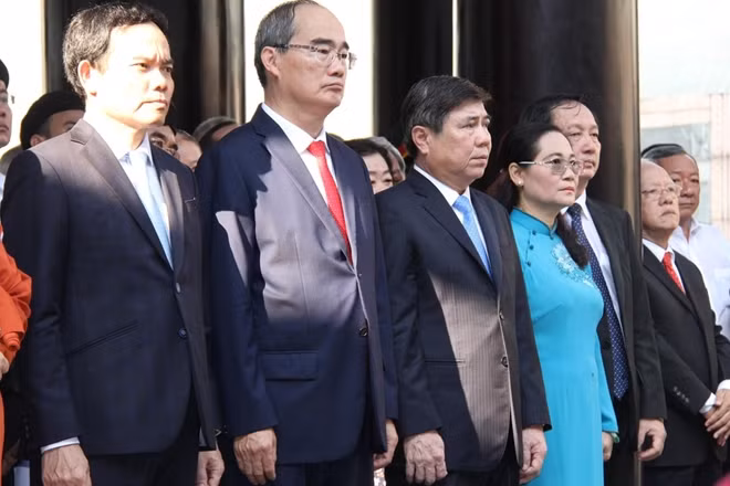 Bí thư Thành ủy TP Hồ Chí Minh Nguyễn Thiện Nhân dẫn đầu đoàn lãnh đạo thành phố dâng hương Quốc Tổ.