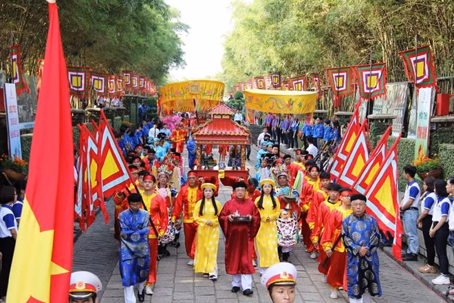 Lễ rước và dâng lễ vật lên Quốc Tổ Hùng Vương.