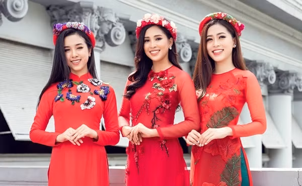 Top 3 Hoa hậu Việt Nam 2018 duyên dáng trong tà áo dài xuân.