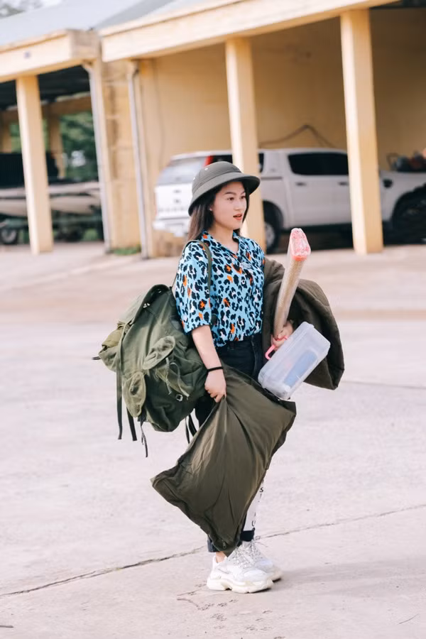Ngọc Thanh Tâm nhận quân tư trang.