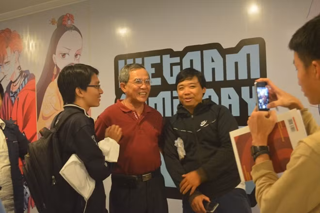 Họa sĩ Hùng Lân (giữa) - cha đẻ của “Dũng sĩ Hesman”, được độc giả trẻ vô cùng mến mộ.