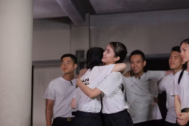Đội Jang Mi chia tay chương trình.