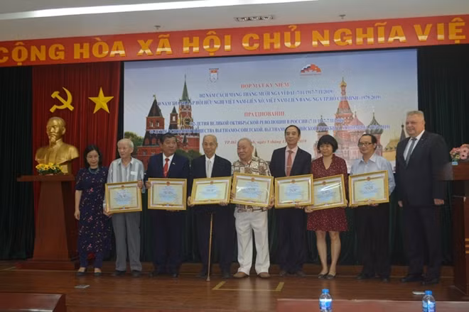 Trao bằng khen cho các tập thể, cá nhân xuất sắc của Hội Hữu nghị Việt - Nga TP Hồ Chí Minh.