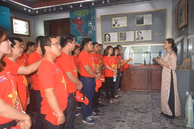 Các đoàn viên, thanh niên tham quan Bảo tàng Hồ Chí Minh.