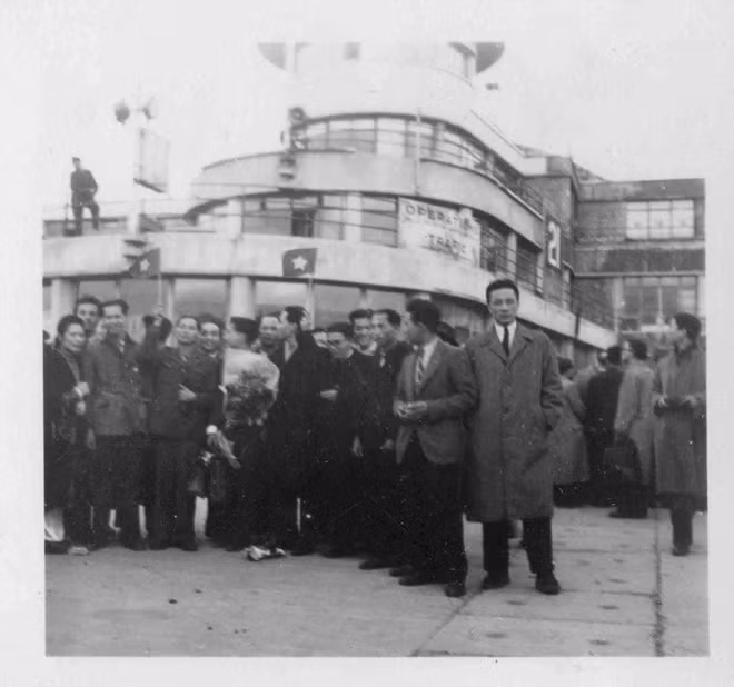 Kiều bào chào đón Phái đoàn Quốc hội Việt Nam khóa I tại đường băng Le Bourget Paris ngày 25-4-1946.