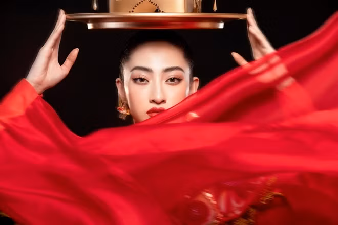 Hoa hậu Lương Thùy Linh mê hoặc trong điệu múa mâm vàng.