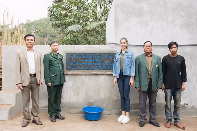 Hoa hậu Tiểu Vy và các chiến sĩ Đồn biên phòng Cồn Roàng bên công trình Giếng nước sạch tặng bà con bản Nịu.