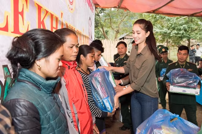 Hoa hậu Tiểu Vy trao quà Tết cho bà con bản Nịu.