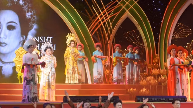 Các nghệ sĩ trình diễn trích đoạn vở cải lương "Thái hậu Dương Vân Nga" tưởng nhớ cố NSƯT Thanh Nga.