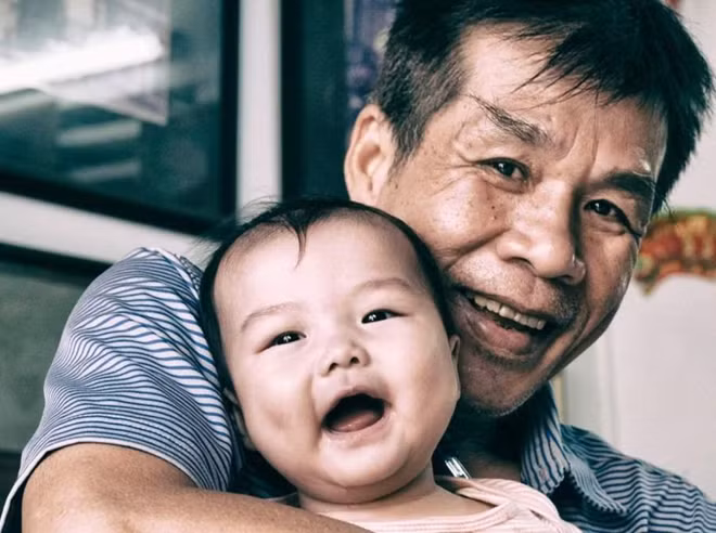 Nhà thơ Lê Minh Quốc cùng con gái.