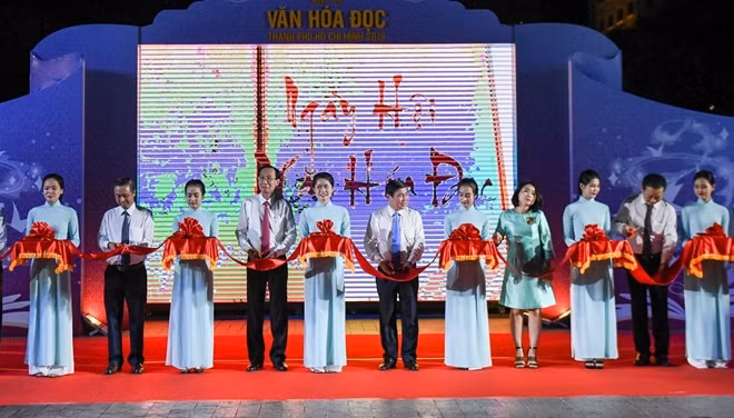 Ban tổ chức cắt băng khai mạc ngày hội.