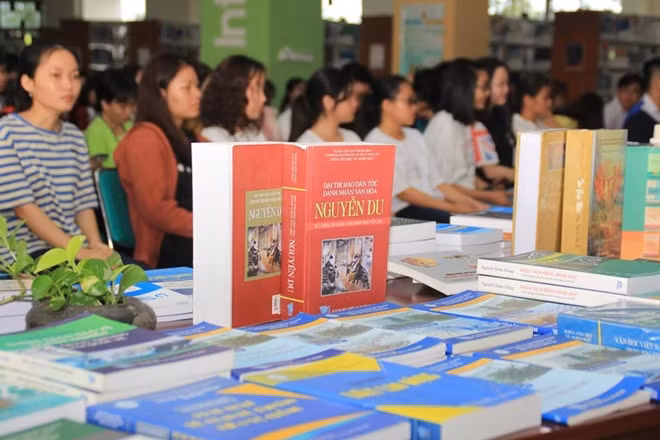 Một góc trưng bày sách của ngày hội.
