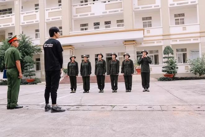 Các nữ nghệ sĩ học Điều lệnh đội ngũ CAND.