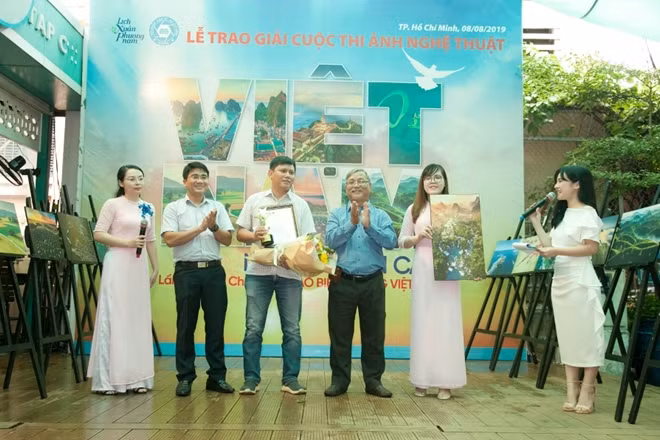 Tác giả Nguyễn Tấn Tuấn nhận giải nhất cho tác phẩm "Thác Bản Giốc".