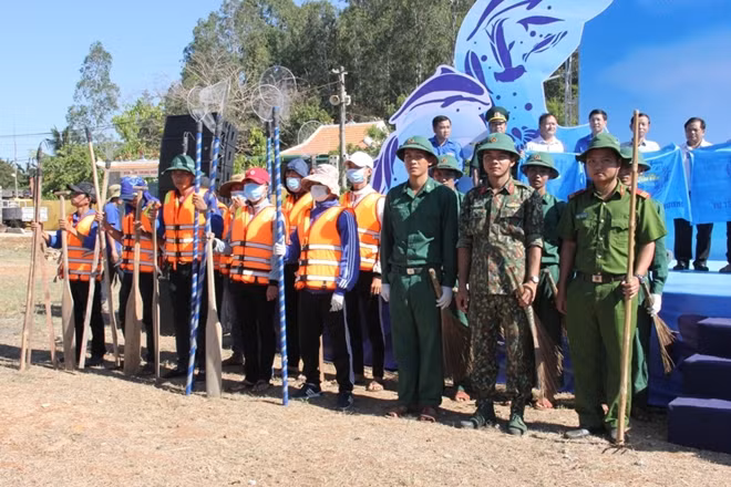 Ra mắt đội hình thu gom rác.