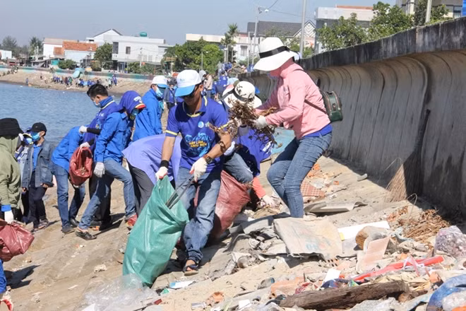 Đoàn viên, sinh viên các trường đại học, cao đẳng thu gom rác trên bờ kè.