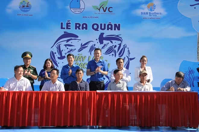 Các chủ tàu cá, chủ tàu du lịch ký cam kết không xả rác ra biển.