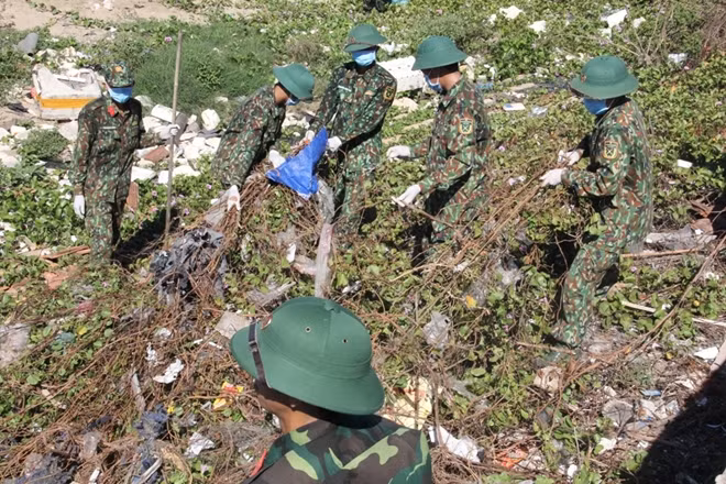 Đoàn viên, thanh niên lực lượng vũ trang dọn rác trên bờ kè, bãi biển.