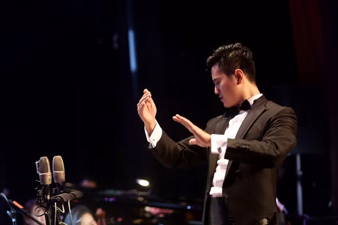 Chỉ huy đêm nhạc là nhạc trưởng Lê Ha My.