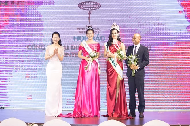 Hoa hậu Quốc tế 2018 Mariem Velazco và đơn vị nắm bản quyền cuộc thi tặng hoa chúc mừng Á hậu Nguyễn Tường San.
