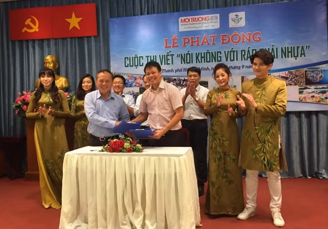 Các nghệ sĩ nổi tiếng đồng hành cùng ban tổ chức cuộc thi.