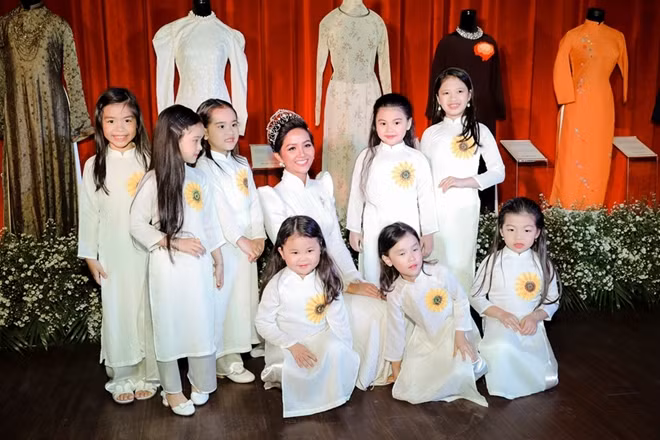 Hoa hậu H’Hen Niê và các người mẫu nhí tại buổi họp báo.