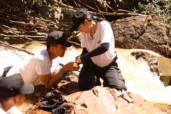 Phương Anh Đào giải cứu đồng đội Tiến Trung.