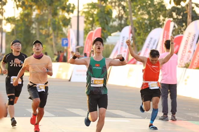 Các vận động viên tham gia đường đua.