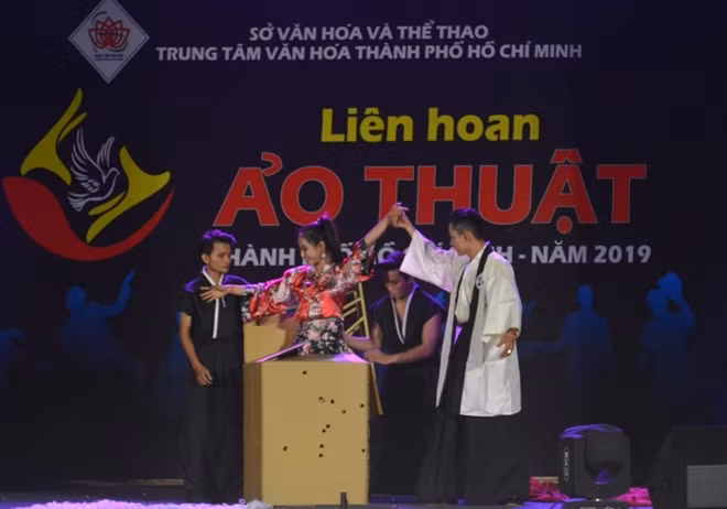 Một tiết mục ảo thuật trò lớn tại liên hoan.