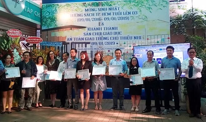 Ban tổ chức trao giải cho đại diện top 10 cuốn sách truyền cảm hứng sáng tạo.