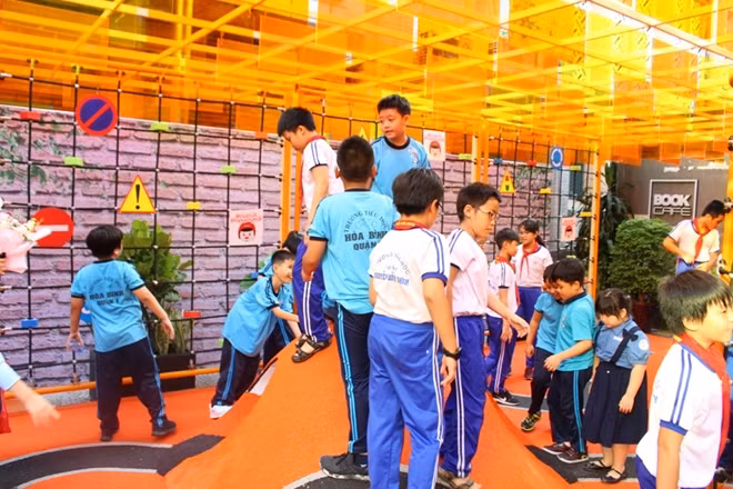 Các em học sinh hào hứng với sân chơi giáo dục an toàn giao thông cho thiếu nhi vừa khánh thành tại Đường Sách.