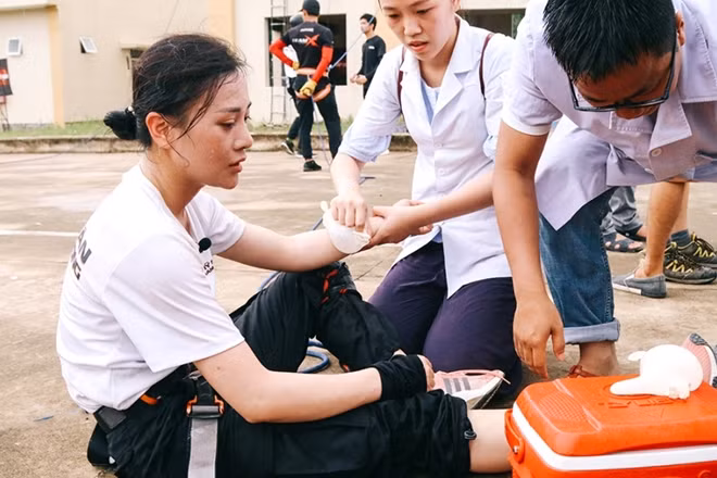 Phương Oanh bị chấn thương sau khi hoàn thành một thử thách.