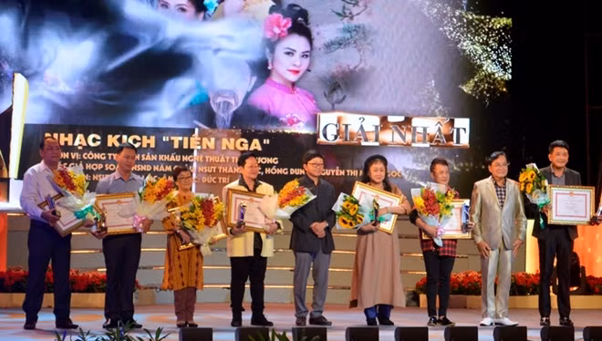 Các tác giả đoạt giải ở hạng mục Sân khấu.
