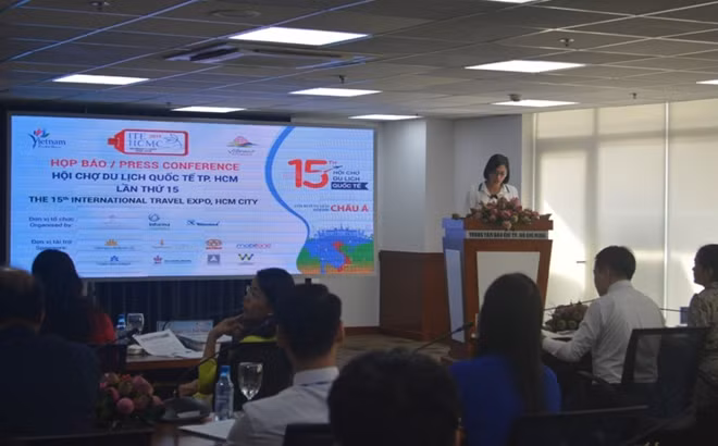 Ban tổ chức thông tin về Hội chợ tại buổi họp báo.
