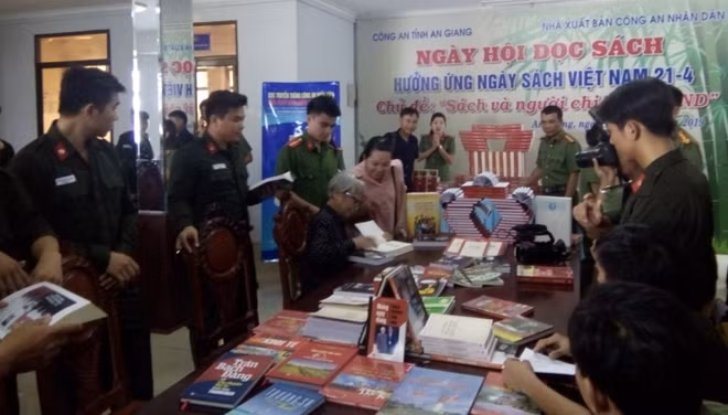 Tác giả Đào Thị Minh Vân ký tặng sách.