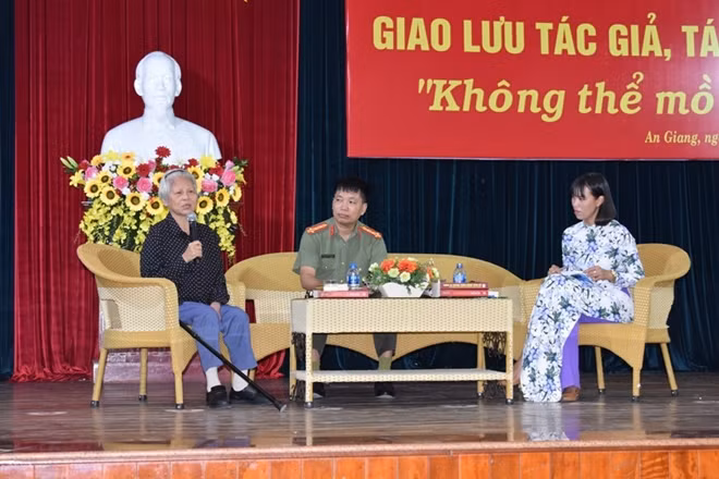 Tác giả Đào Thị Minh Vân và Đại tá, nhà văn Đặng Vương Hưng giao lưu cùng bạn đọc.