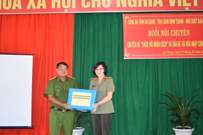 Thượng tá, nhà văn Trần Thanh Hà tặng quà lưu niệm cho Ban giám thị Trại giam Định Thành.
