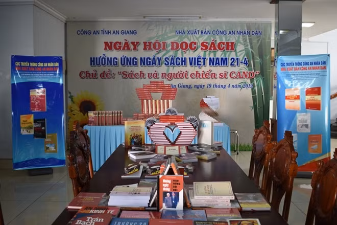 Một góc trưng bày sách.