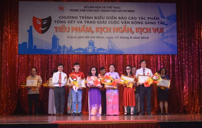 Ban tổ chức trao giải cho các tác giả xuất sắc.