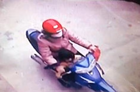 Camera ghi lại hình ảnh Liễu chở cháu Hằng.