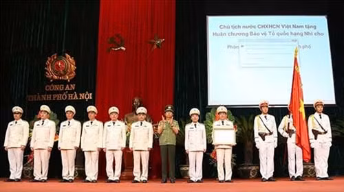 Thừa ủy quyền của Chủ tịch nước, Thứ trưởng Thường trực Đặng Văn Hiếu trao Bằng Huân chương Bảo vệ Tổ quốc hạng Nhì cho Phòng Tham mưu Công an TP Hà Nội.