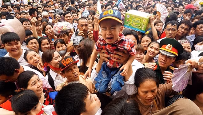 Nhiều em bé khóc thét vì sợ hãi.