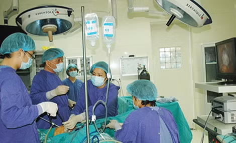 Phẫu thuật cắt u ở Bệnh viện Đại học Y Hà Nội.
