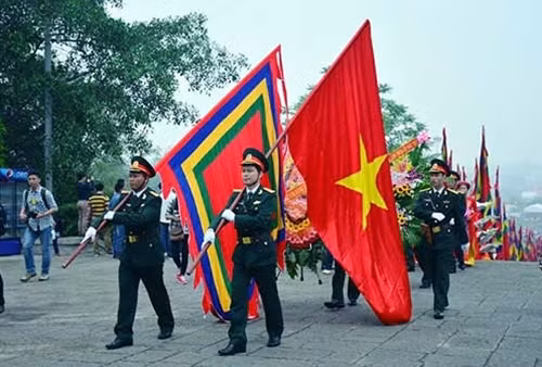 Đội tiêu binh đi đầu rước cờ tổ quốc.