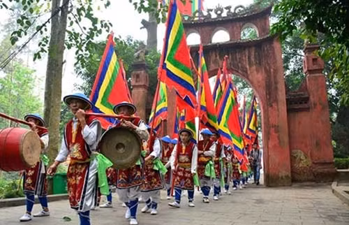 Đội nhạc lễ tham gia lễ rước.