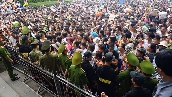 Sáng 10/3 âm lịch (16/4), hàng triệu người dân về dự lễ hội đền Hùng. Trong thời gian dâng hương, biển người chen chúc dưới chân núi Nghĩa Lĩnh để chờ lên khu di tích đền Hùng lễ bái. Công an Phú Thọ dựng hai lớp barie ngăn dòng người và điều tiết an ninh.