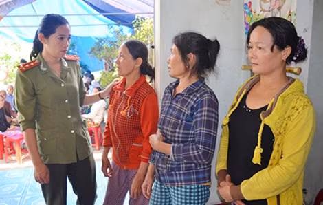 Công an tỉnh Quảng Ngãi thăm hỏi, chia sẻ, động viên và hỗ trợ các gia đình có học sinh bị nạn.